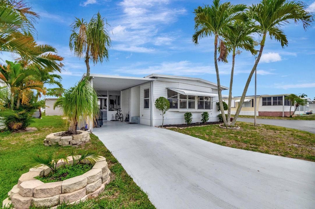 For Sale: $189,900 (2 beds, 2 baths, 1080 Square Feet)