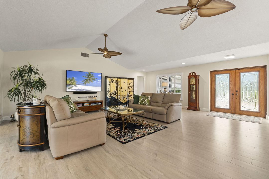 En Venta: $599,000 (3 camas, 2 baños, 2447 Pies cuadrados)