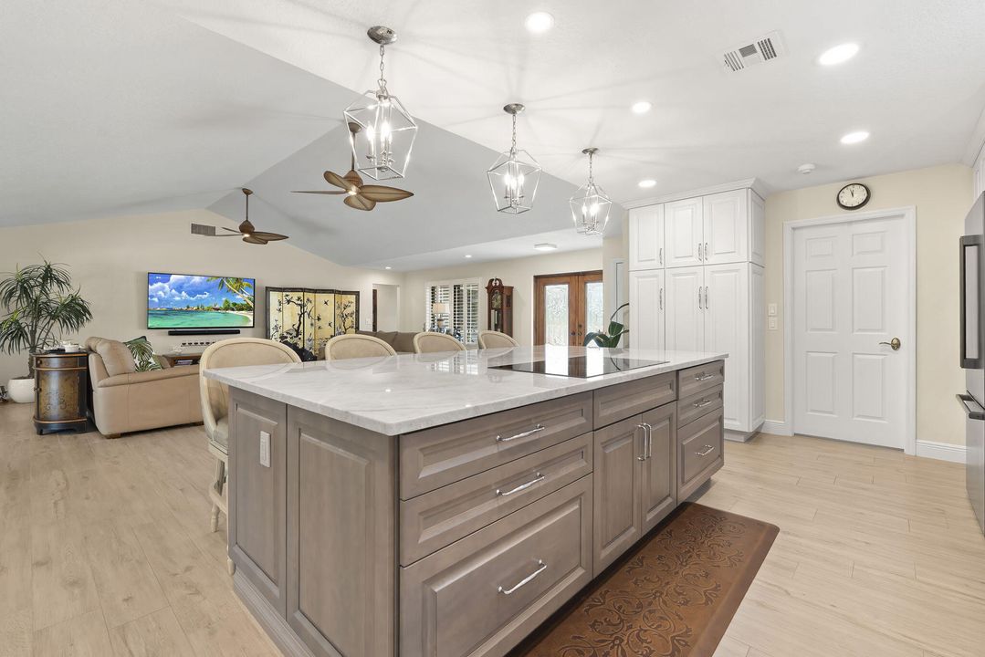 En Venta: $599,000 (3 camas, 2 baños, 2447 Pies cuadrados)