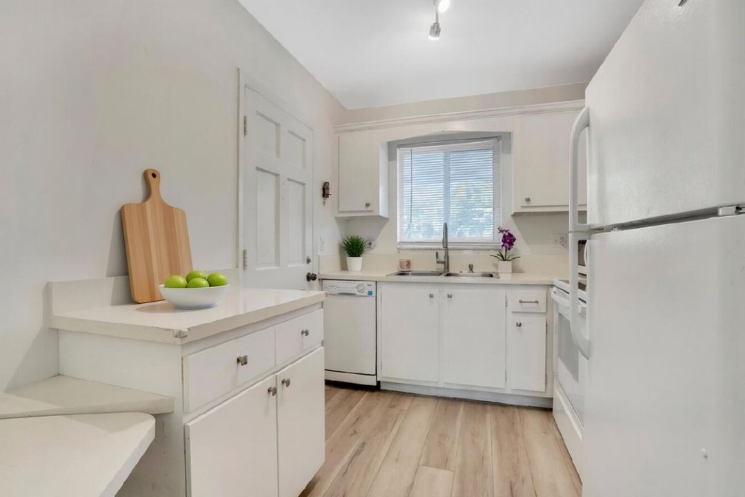 For Sale: $235,000 (2 beds, 2 baths, 886 Square Feet)