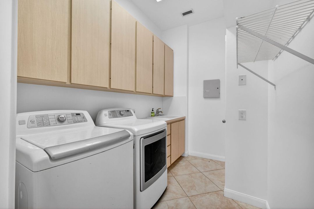 En Venta: $949,000 (3 camas, 2 baños, 2024 Pies cuadrados)