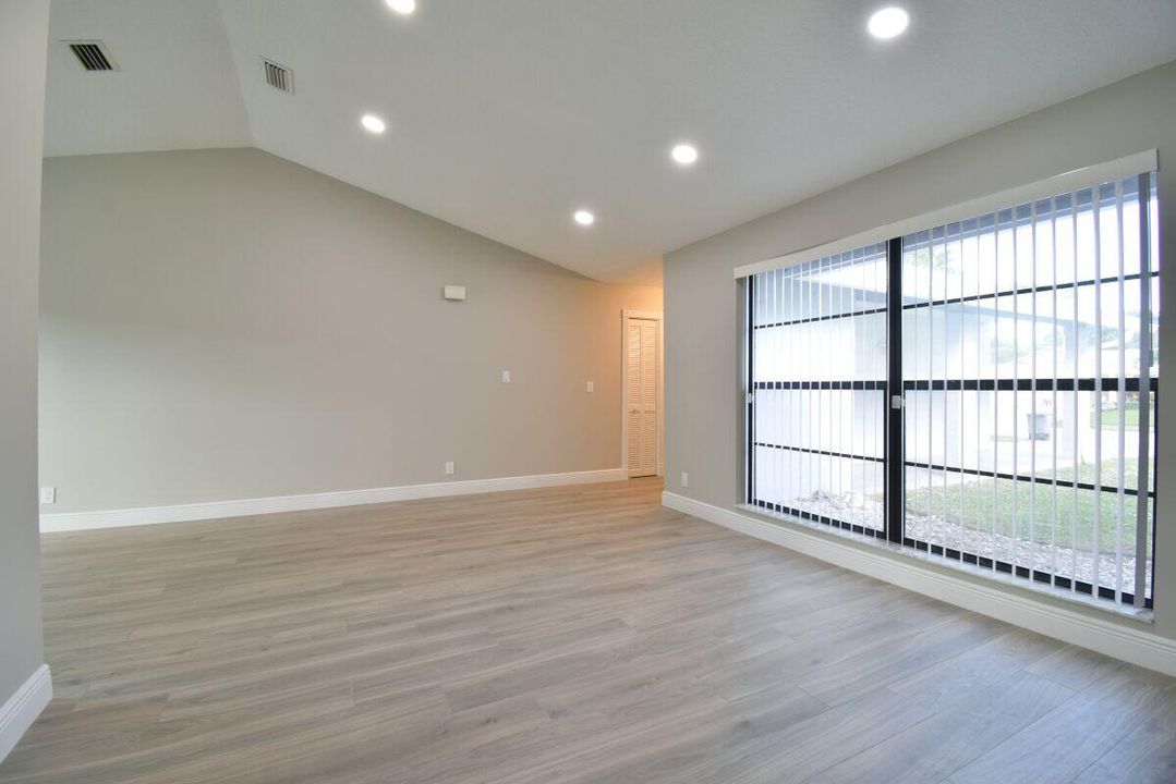 For Rent: $3,800 (4 beds, 2 baths, 1592 Square Feet)