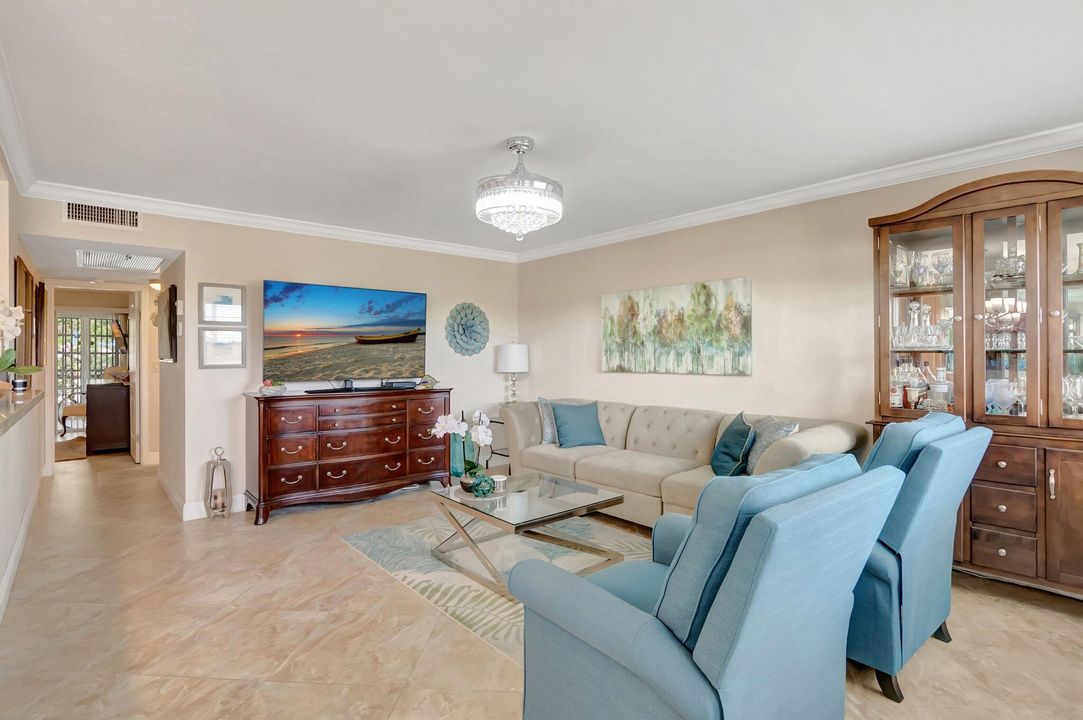 For Sale: $249,000 (2 beds, 2 baths, 1000 Square Feet)