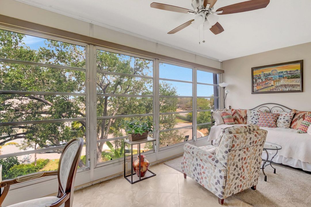 For Sale: $249,000 (2 beds, 2 baths, 1000 Square Feet)