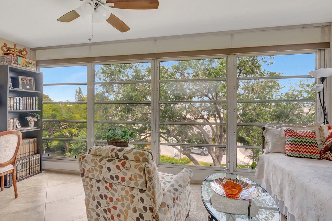 For Sale: $249,000 (2 beds, 2 baths, 1000 Square Feet)