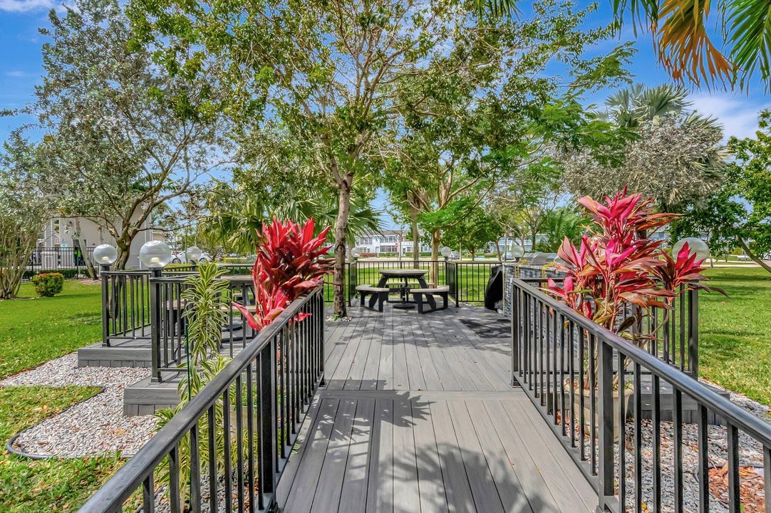 For Sale: $249,000 (2 beds, 2 baths, 1000 Square Feet)