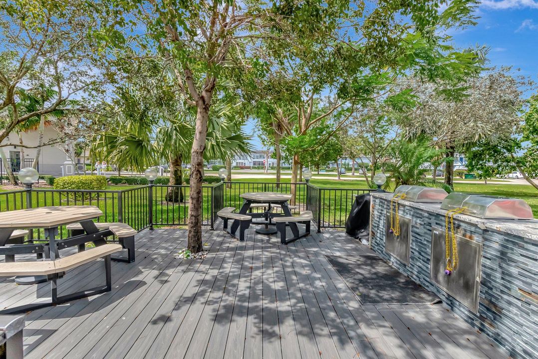 For Sale: $249,000 (2 beds, 2 baths, 1000 Square Feet)