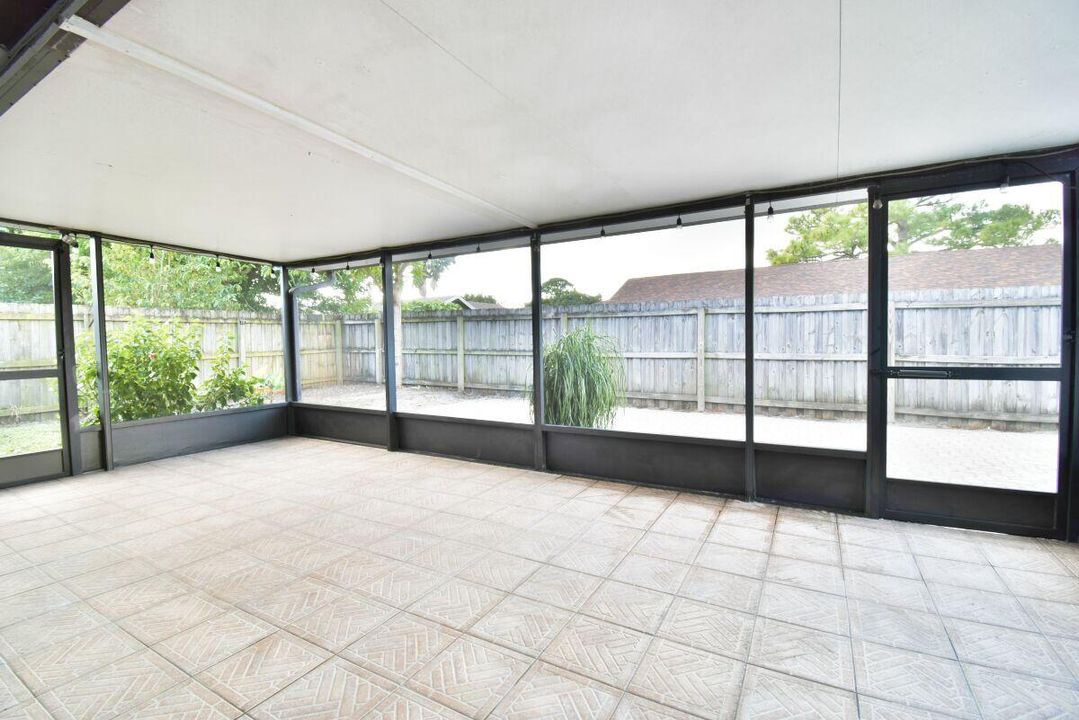 For Rent: $3,800 (4 beds, 2 baths, 1592 Square Feet)