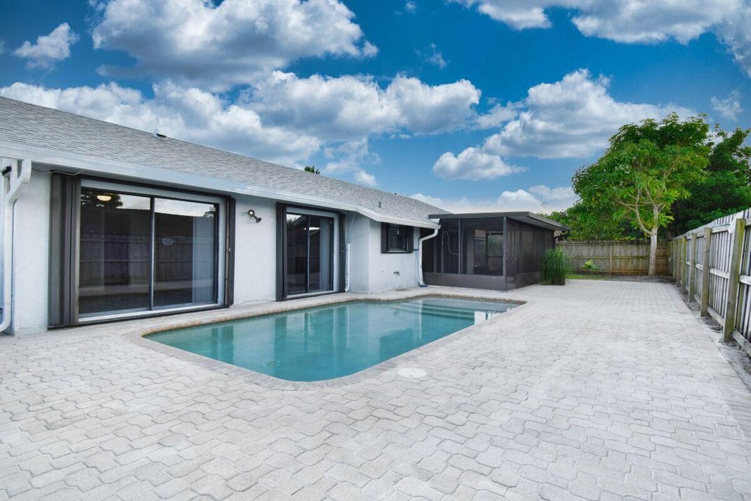 For Rent: $3,800 (4 beds, 2 baths, 1592 Square Feet)