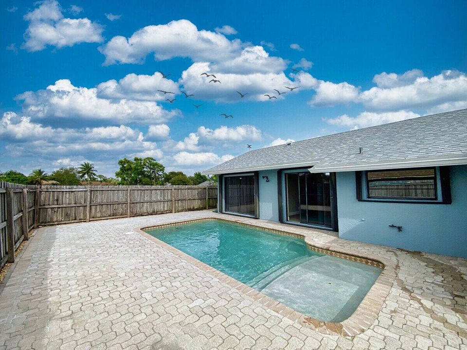 For Rent: $3,800 (4 beds, 2 baths, 1592 Square Feet)