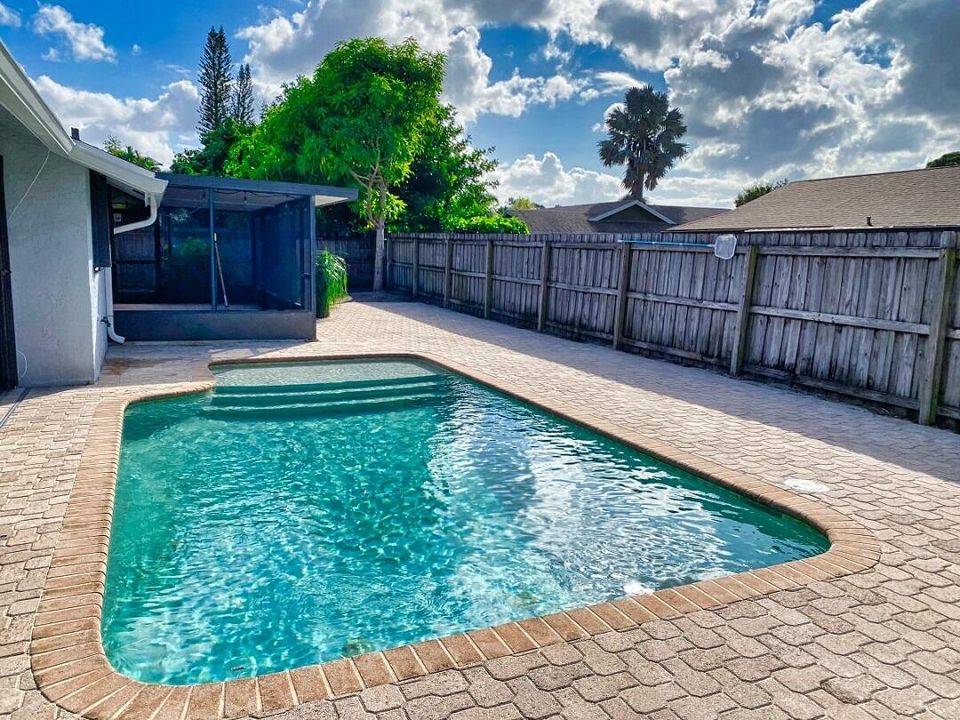 For Rent: $3,800 (4 beds, 2 baths, 1592 Square Feet)