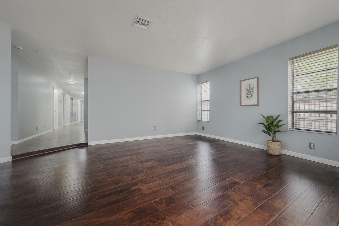 For Rent: $3,880 (5 beds, 2 baths, 1950 Square Feet)