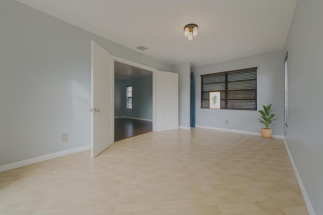 For Rent: $3,880 (5 beds, 2 baths, 1950 Square Feet)