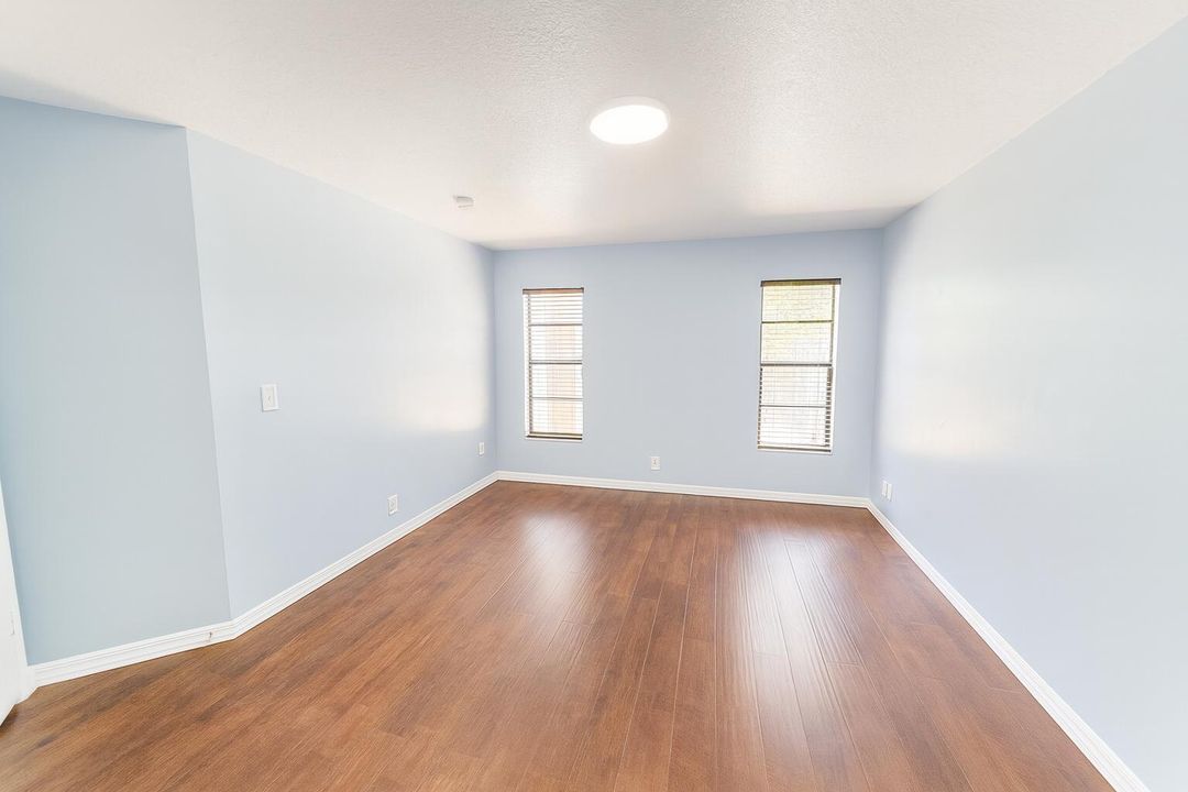 For Rent: $3,880 (5 beds, 2 baths, 1950 Square Feet)