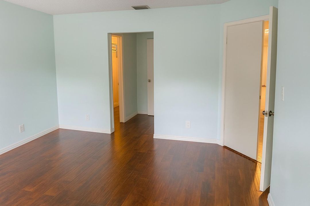 For Rent: $3,880 (5 beds, 2 baths, 1950 Square Feet)