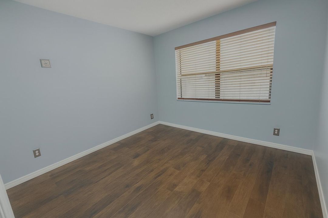 For Rent: $3,880 (5 beds, 2 baths, 1950 Square Feet)