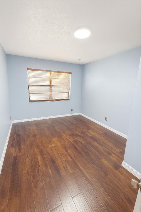 For Rent: $3,880 (5 beds, 2 baths, 1950 Square Feet)