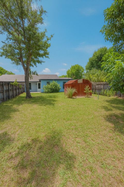 For Rent: $3,880 (5 beds, 2 baths, 1950 Square Feet)