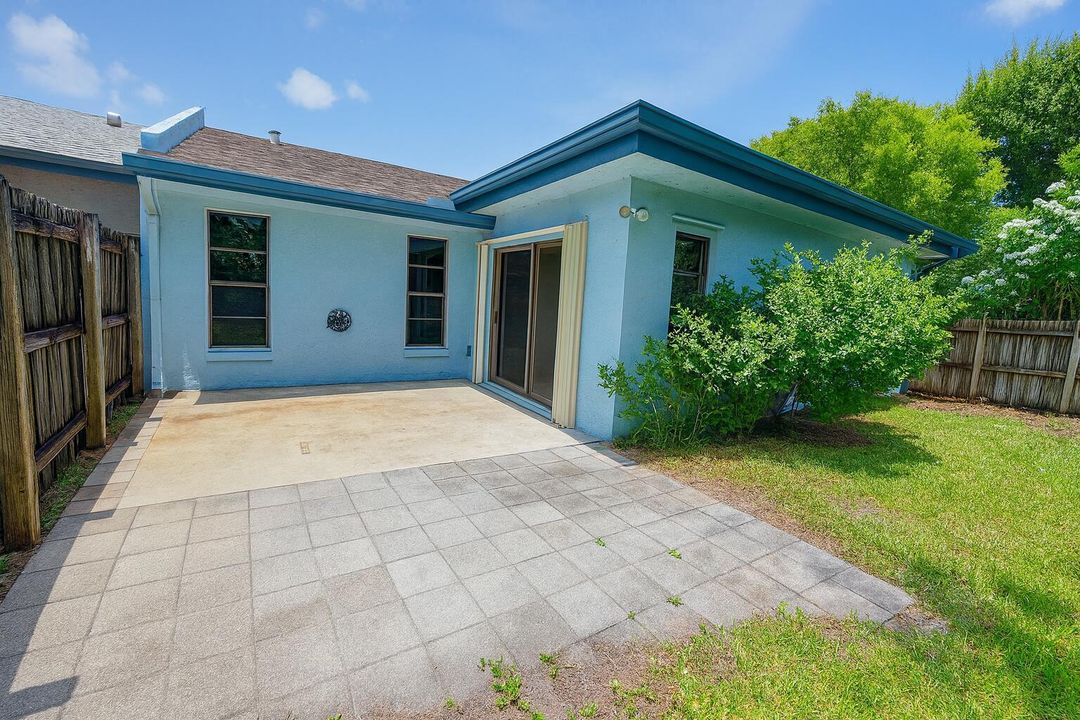 For Rent: $3,880 (5 beds, 2 baths, 1950 Square Feet)