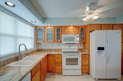 For Sale: $197,500 (2 beds, 2 baths, 963 Square Feet)