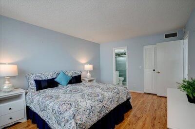 For Sale: $197,500 (2 beds, 2 baths, 963 Square Feet)