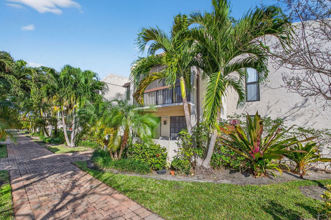 For Sale: $325,000 (2 beds, 1 baths, 1095 Square Feet)