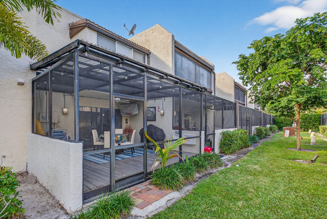 For Sale: $325,000 (2 beds, 1 baths, 1095 Square Feet)