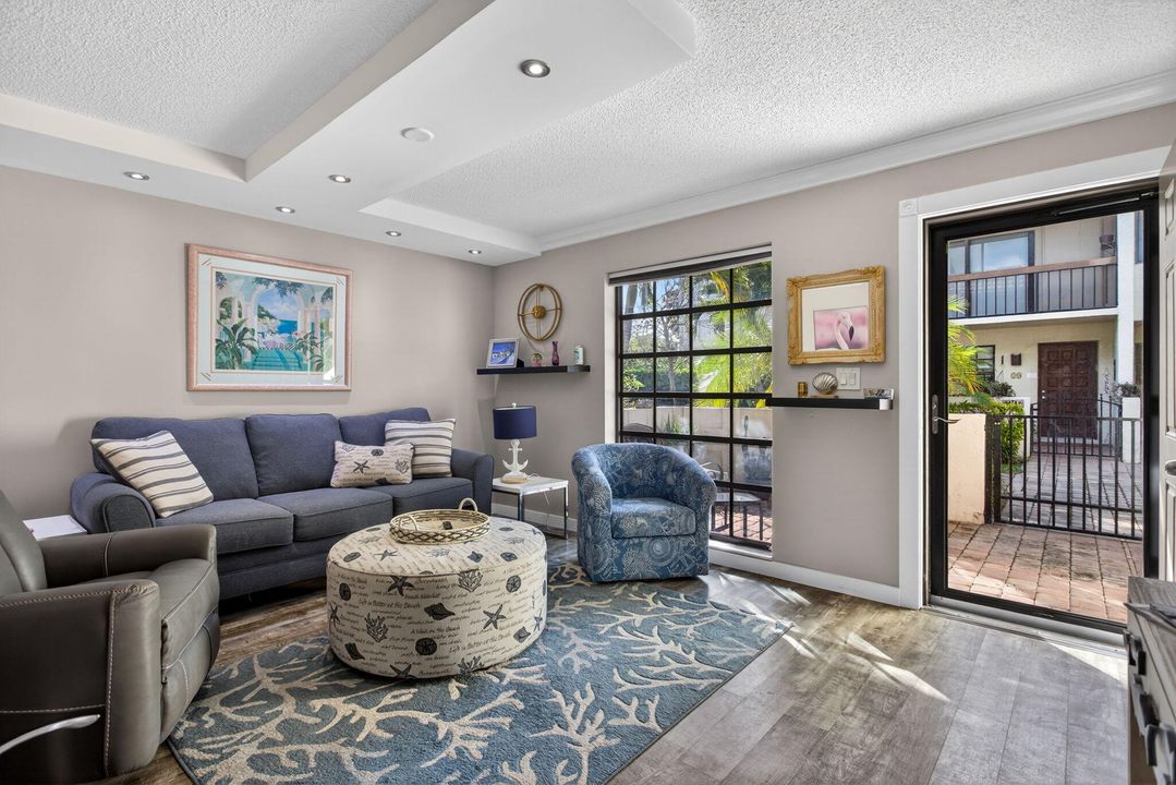 For Sale: $325,000 (2 beds, 1 baths, 1095 Square Feet)