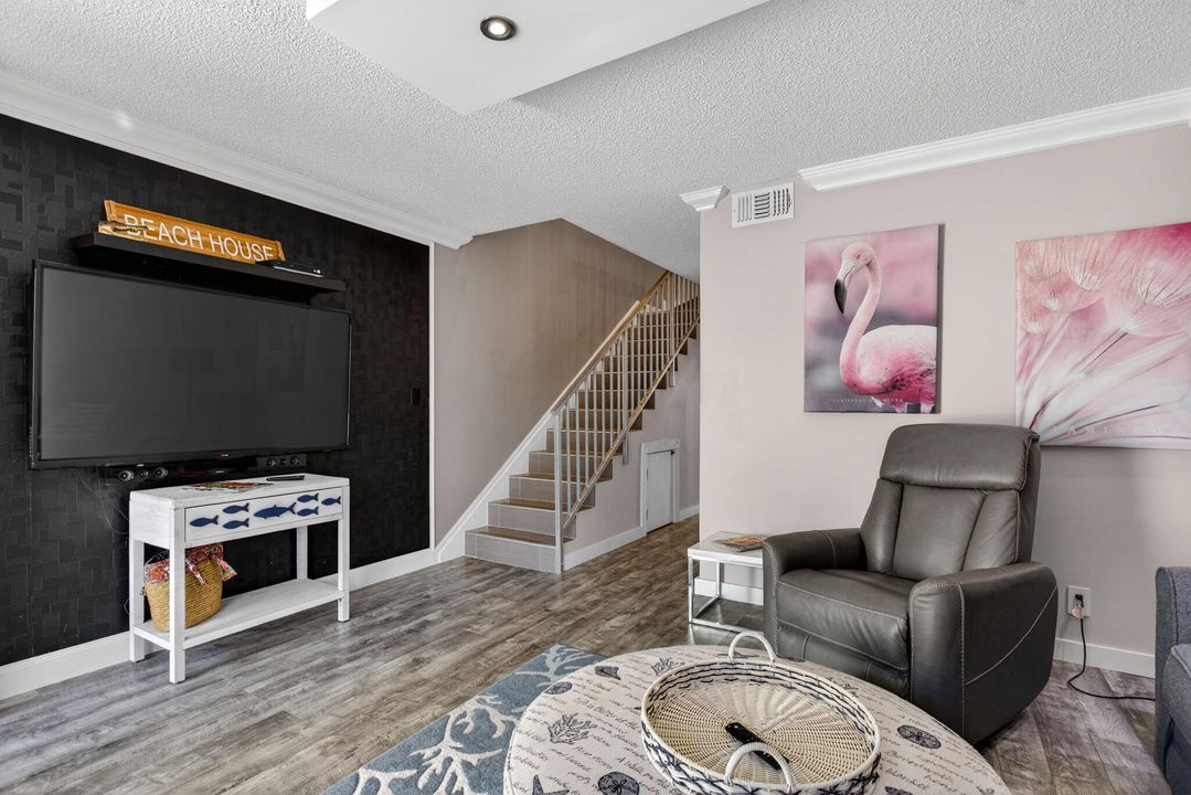 For Sale: $325,000 (2 beds, 1 baths, 1095 Square Feet)