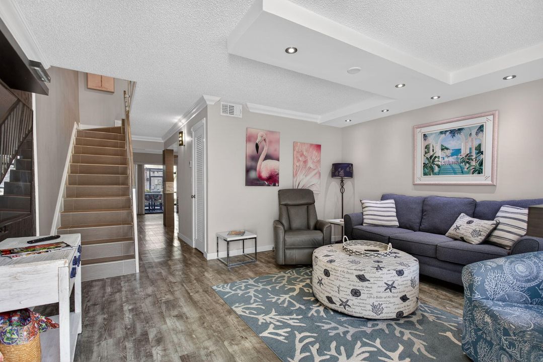 For Sale: $325,000 (2 beds, 1 baths, 1095 Square Feet)