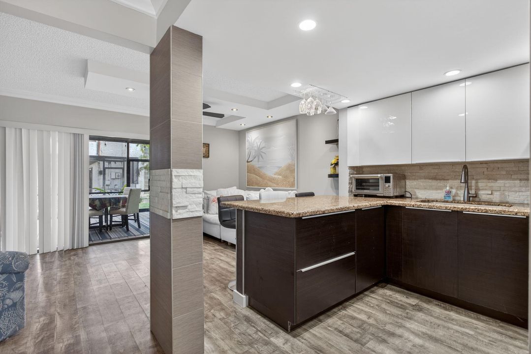 For Sale: $325,000 (2 beds, 1 baths, 1095 Square Feet)