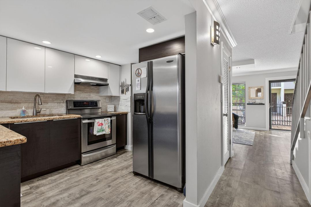 For Sale: $325,000 (2 beds, 1 baths, 1095 Square Feet)