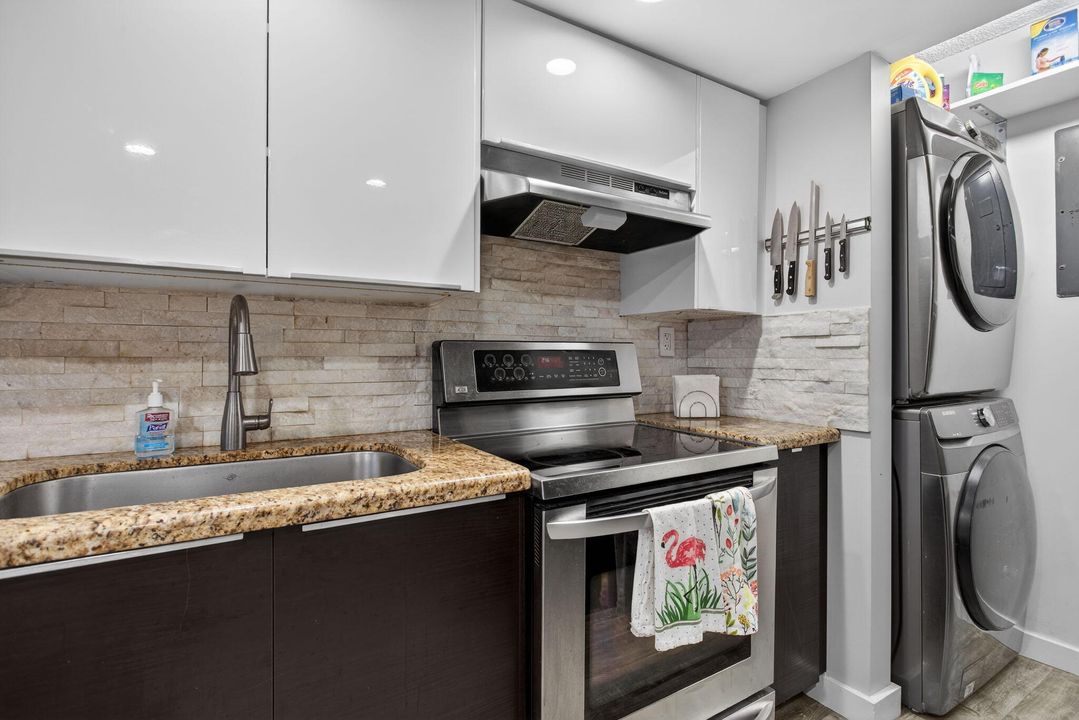 For Sale: $325,000 (2 beds, 1 baths, 1095 Square Feet)