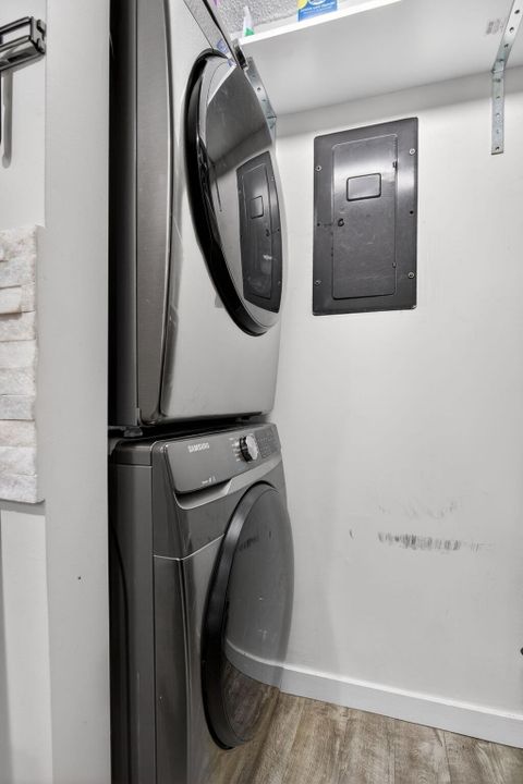 For Sale: $325,000 (2 beds, 1 baths, 1095 Square Feet)