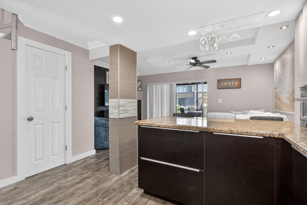 For Sale: $325,000 (2 beds, 1 baths, 1095 Square Feet)