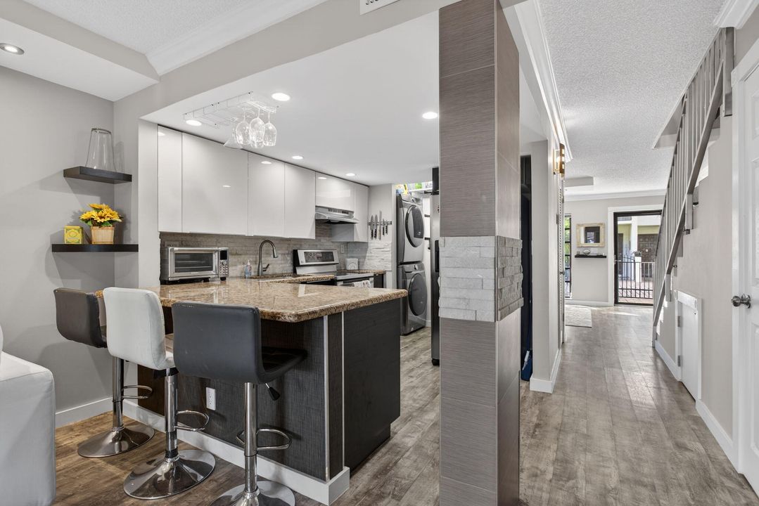 For Sale: $325,000 (2 beds, 1 baths, 1095 Square Feet)