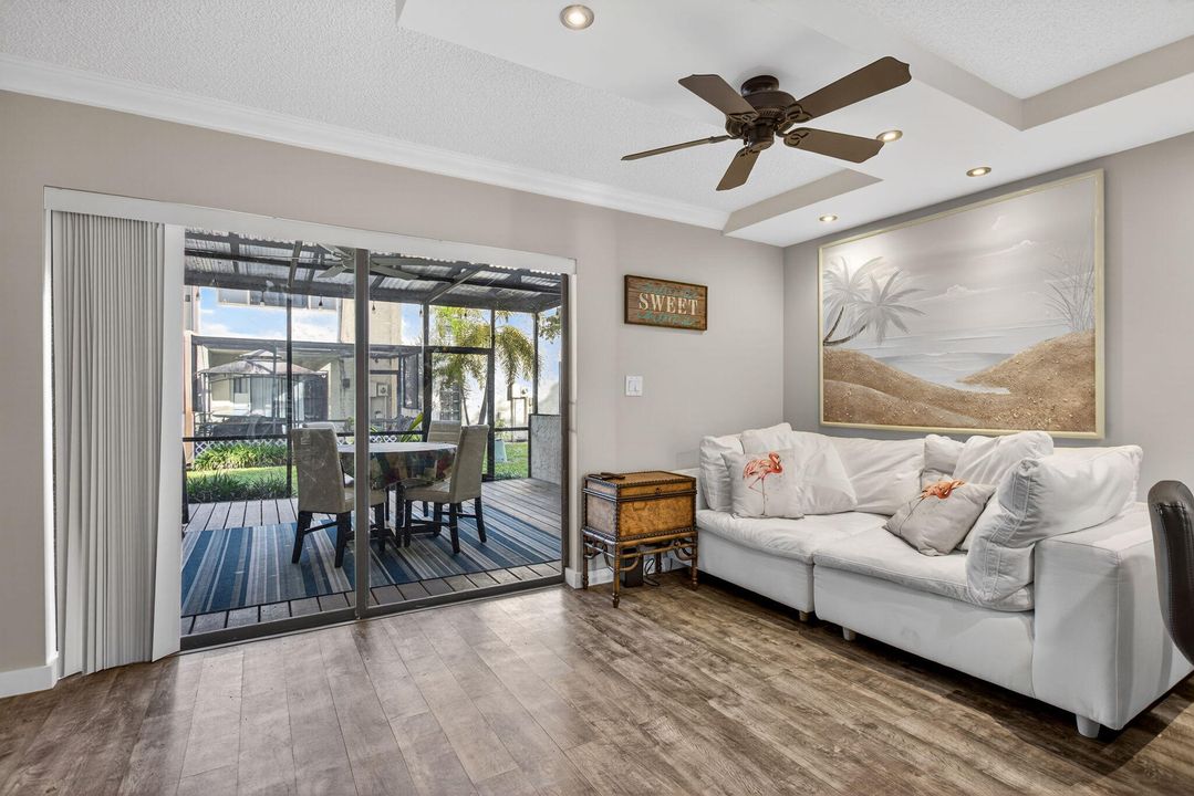 For Sale: $325,000 (2 beds, 1 baths, 1095 Square Feet)