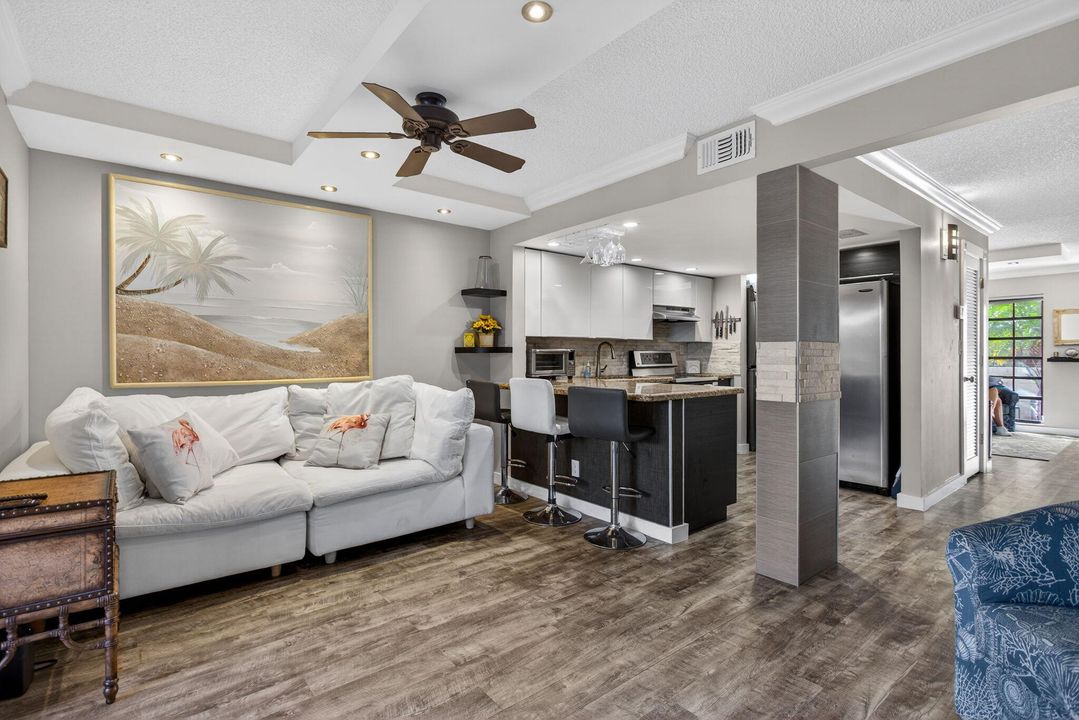 For Sale: $325,000 (2 beds, 1 baths, 1095 Square Feet)