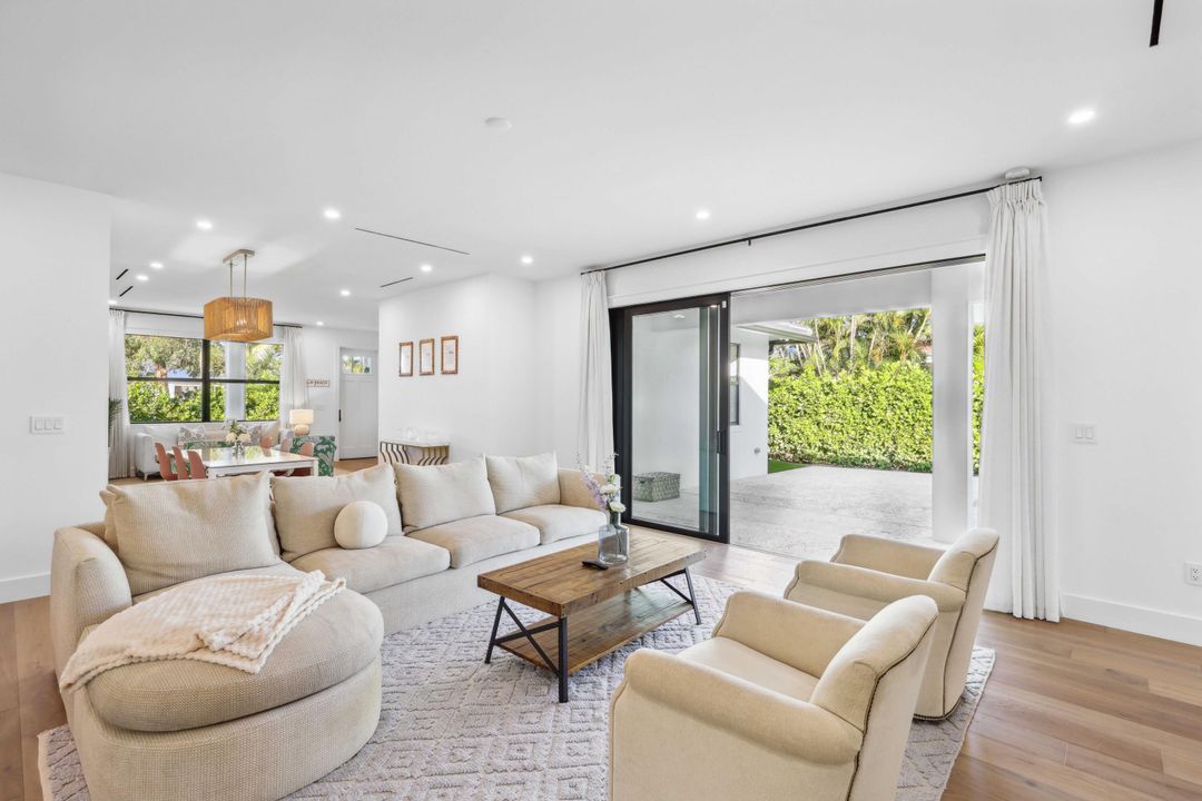 En Venta: $2,275,000 (4 camas, 3 baños, 2473 Pies cuadrados)