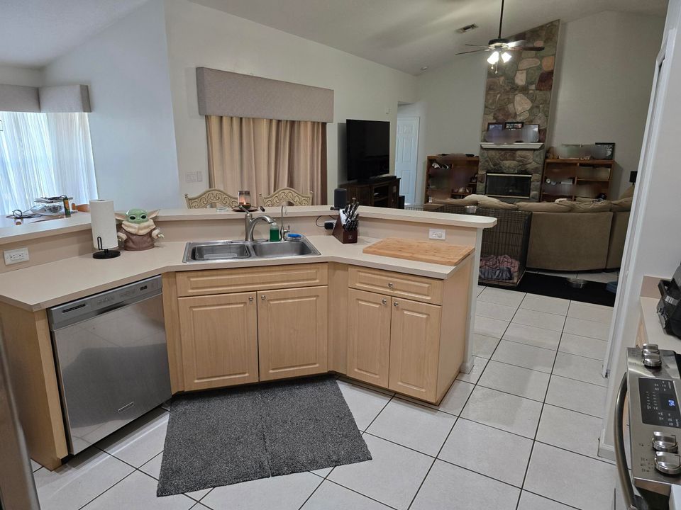 For Sale: $750,000 (4 beds, 3 baths, 2498 Square Feet)