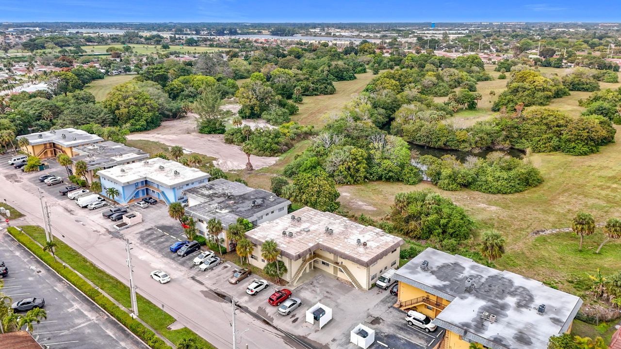 For Rent: $2,300 (2 beds, 2 baths, 870 Square Feet)