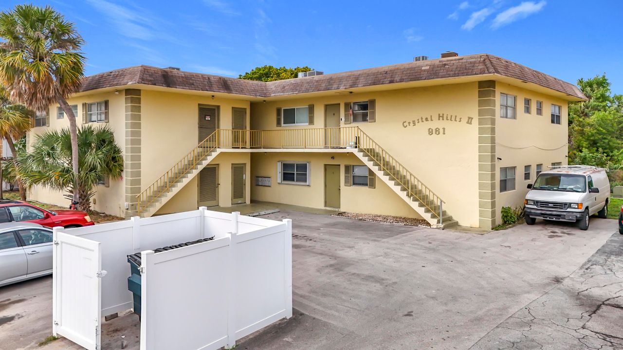 For Rent: $2,300 (2 beds, 2 baths, 870 Square Feet)