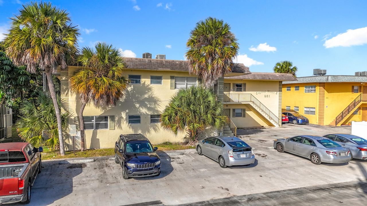 For Rent: $2,300 (2 beds, 2 baths, 870 Square Feet)