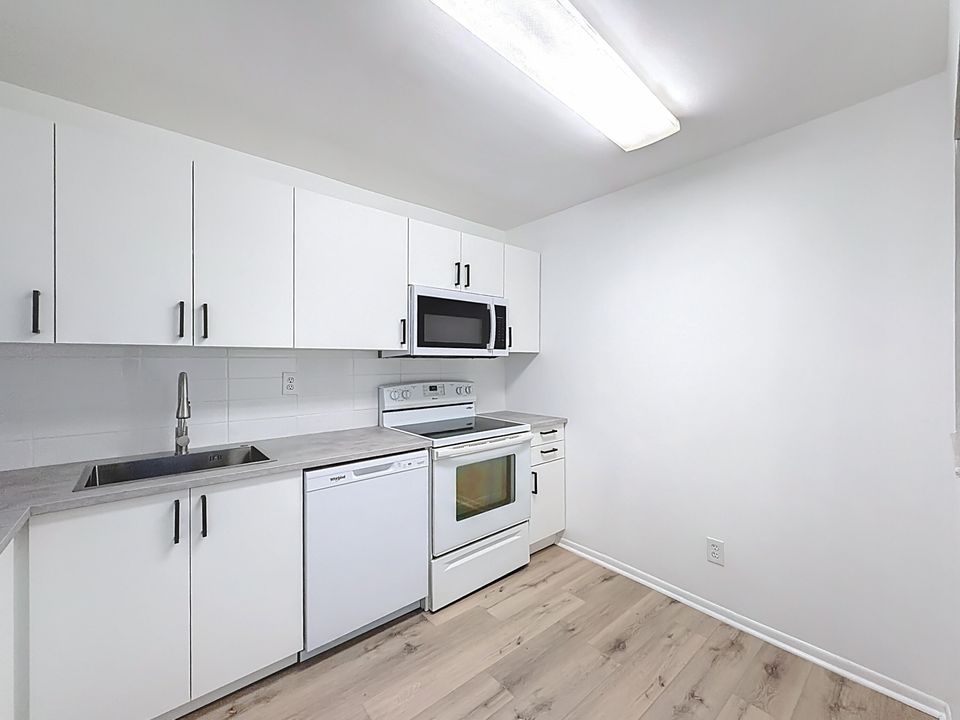 For Rent: $2,300 (2 beds, 2 baths, 870 Square Feet)