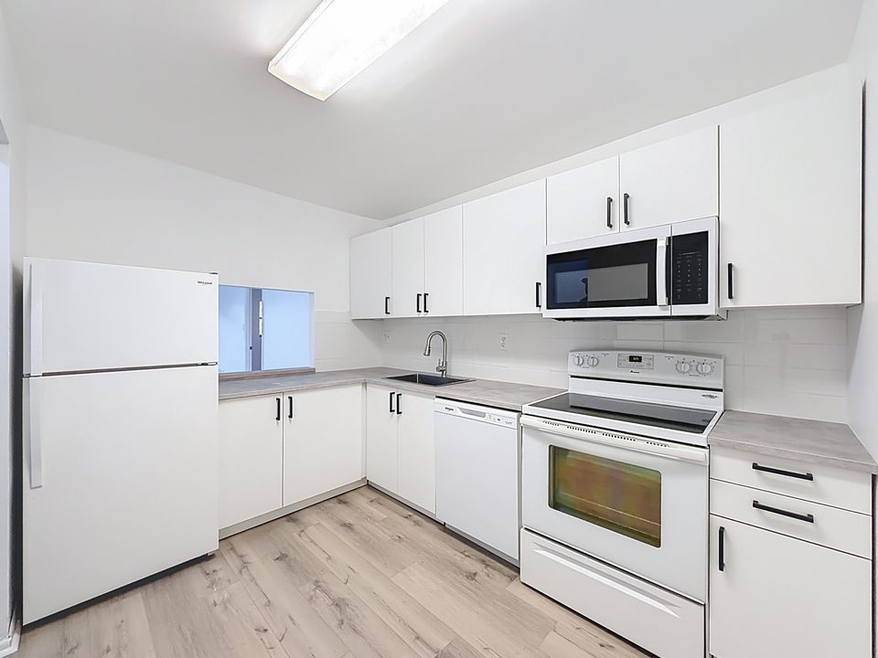 For Rent: $2,300 (2 beds, 2 baths, 870 Square Feet)
