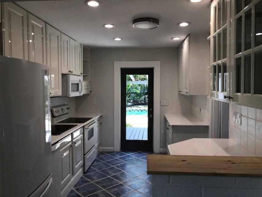 For Rent: $3,800 (3 beds, 2 baths, 1384 Square Feet)