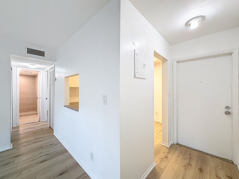 For Rent: $2,300 (2 beds, 2 baths, 870 Square Feet)