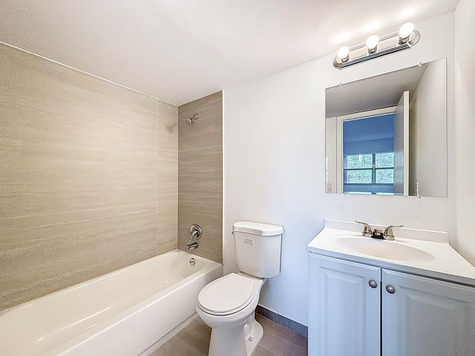 For Rent: $2,300 (2 beds, 2 baths, 870 Square Feet)