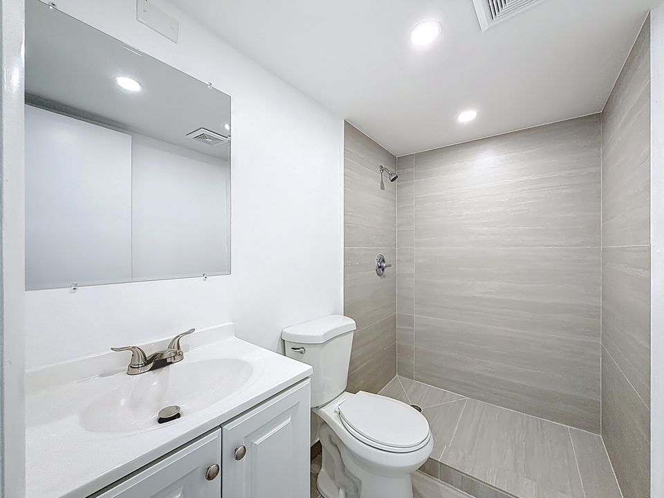 For Rent: $2,300 (2 beds, 2 baths, 870 Square Feet)