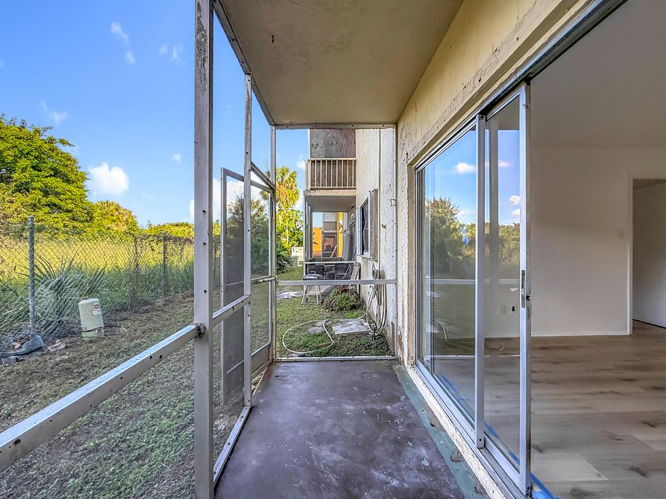 For Rent: $2,300 (2 beds, 2 baths, 870 Square Feet)